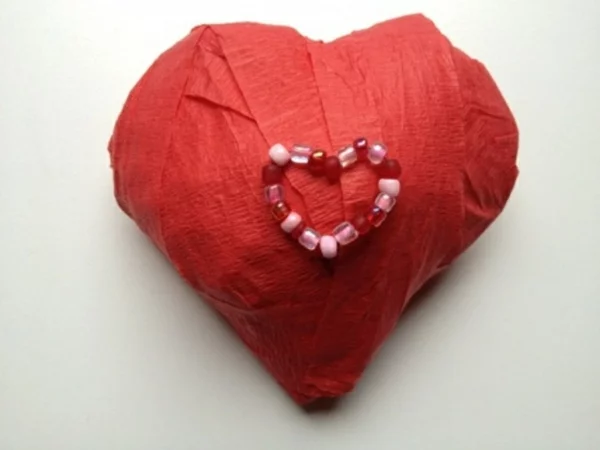 Schönes Herz aus Rotpapier zum Valentinstag