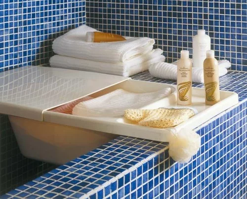 blau badfliesen idee aufbewahren ordnung badezimmer