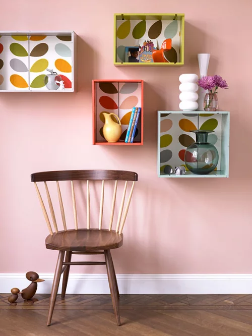 klassisch Möbel aus Naturholz  regale bunt grell kombiniert rosa wand deko motive