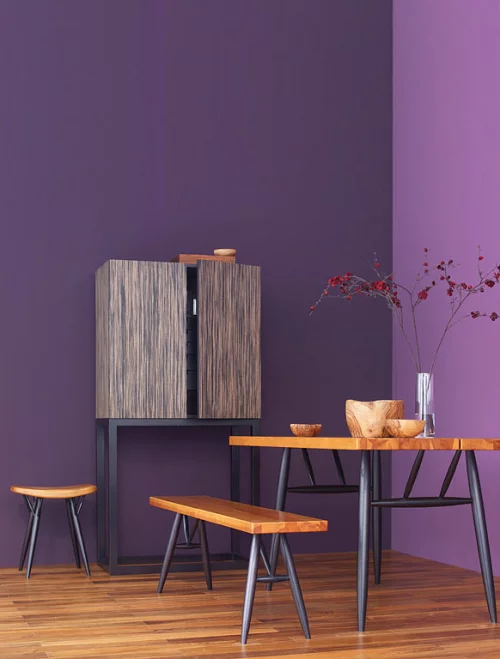 kombinierte möbel aus naturzholz lebhafte farben wand purpur