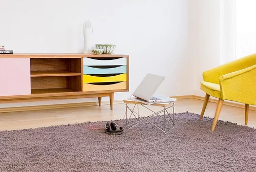 kombinierte möbel aus naturzholz pastellfarben weich teppich