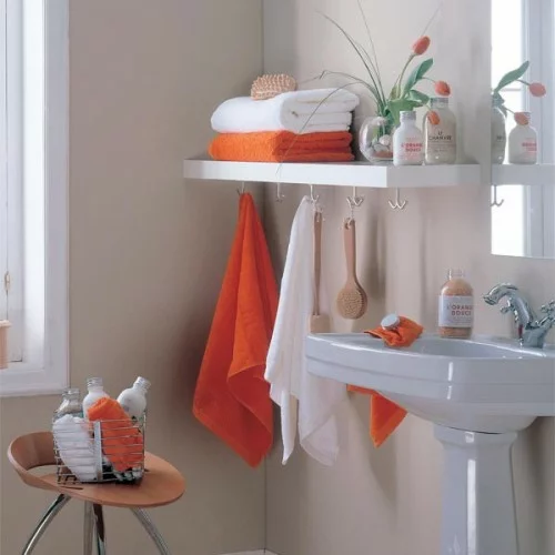 wand regal aufhänger orange tücher idee badezimmer