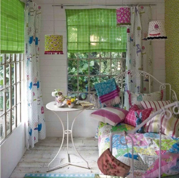frühling schlafzimmer bunte kissen gardinen