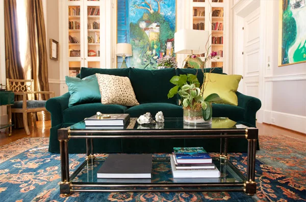 interior design in smaragdgrün sofa polsternneu kissen