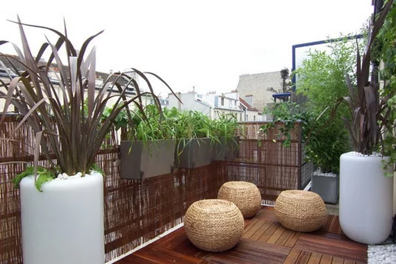 balkon gestalten blumen pflanzen korbmöbel schutz