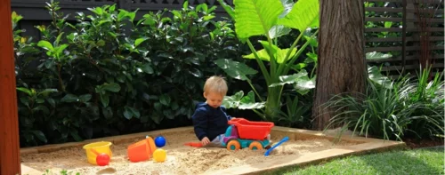 kinderspielplatz im hinterhof sand spielen pflanzen baum