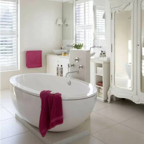 badezimmer design möbel weiblich hell weiß pink akzente badewanne