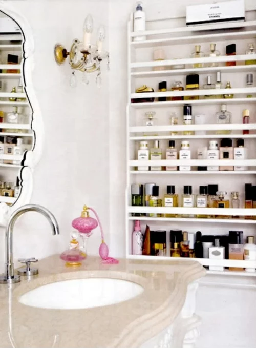 badezimmer möbel weiblich waschbecken wandregal parfüme