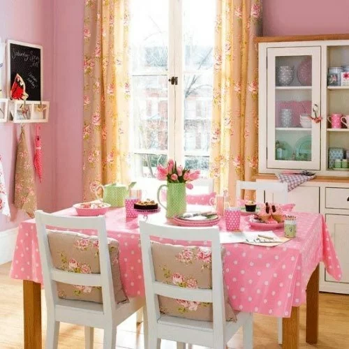 elegante esszimmer design ideen feminin rosa tischdecke