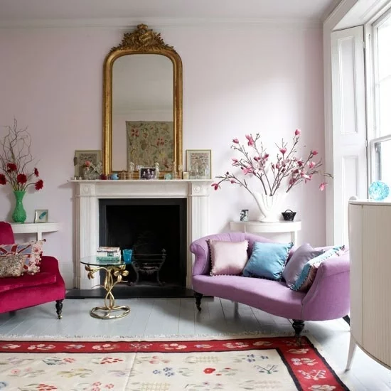 interior design ideen weiblich-wohnzimmer hell pink kamin teppich