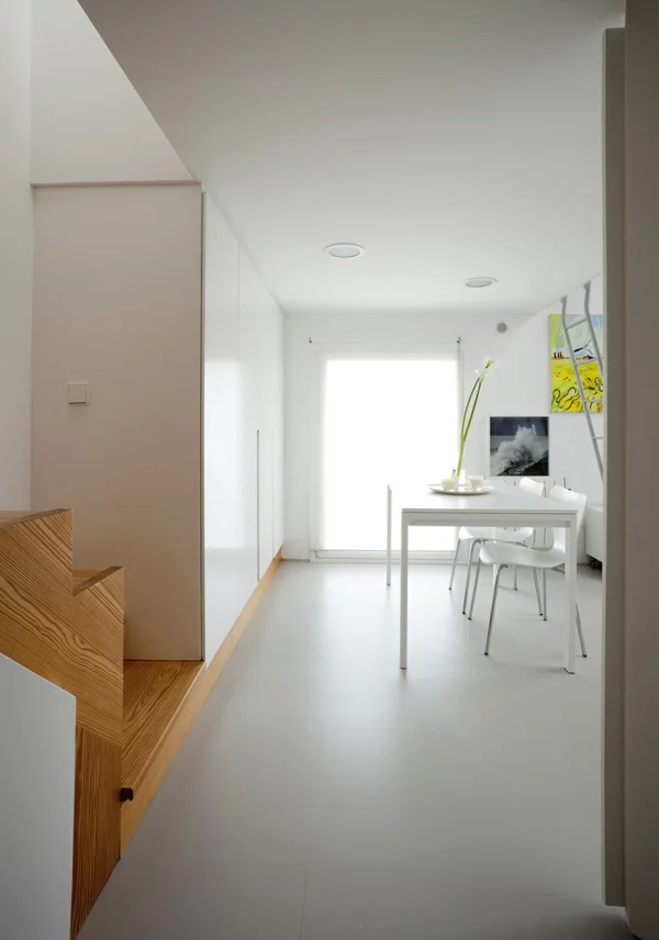 moderne villa in spanien interior design glanzvoll oberflächen esszimmer weiß