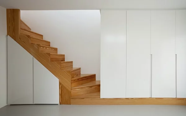 moderne villa in spanien interior design holz treppenhaus  weiß