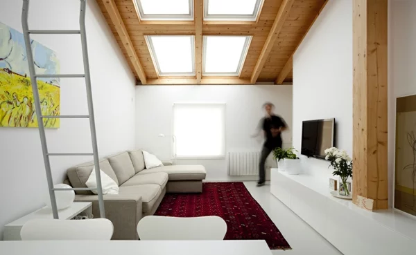 moderne villa in spanien interior design holz zimmerdecke dachfenster