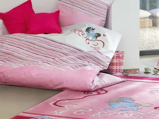 schöner designer teppich im kinderzimmer rosa feminine