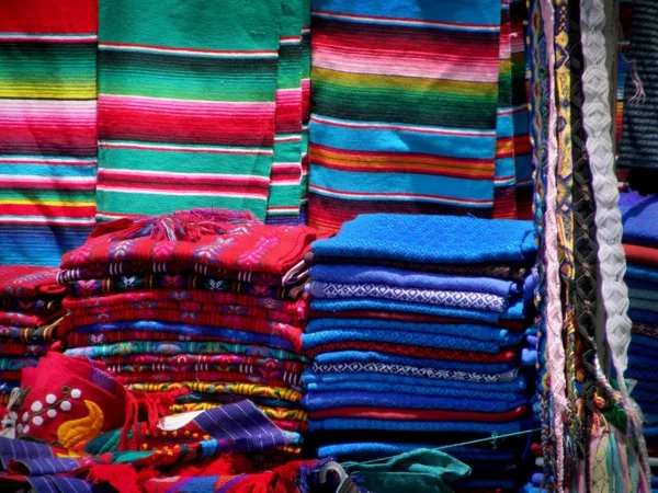 gewebte kunstwerke aus mexiko anregende farben