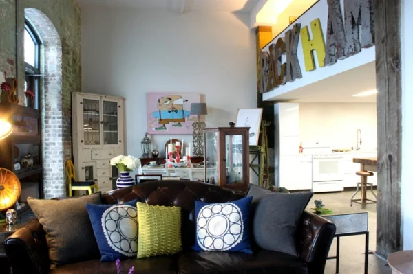 Eklektisches Interior Design in einer Loft Wohnungwohnzimmer ledersofa