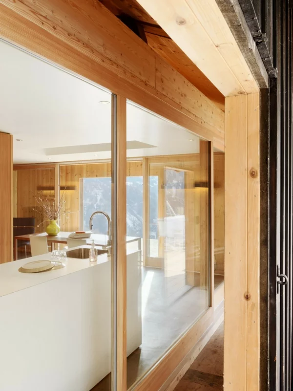 elegante berghütte minimalistische küche hochglanz in weiß