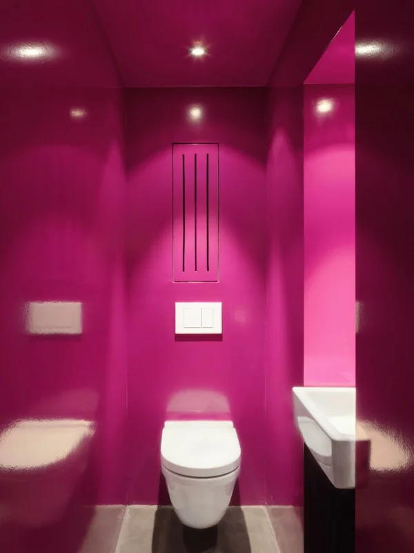 elegante berghütte minimalistische toilette weiß und anregendes pink