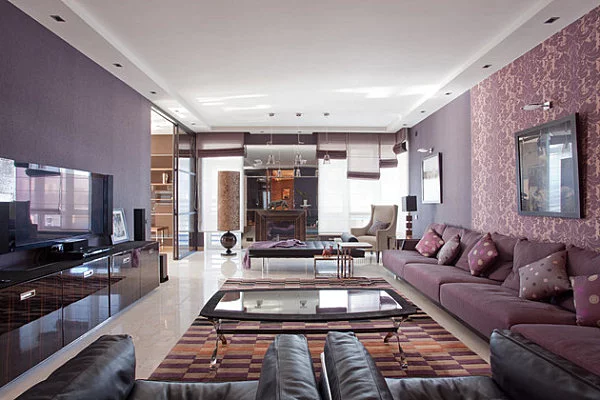 Ambiente in Violett inneneinrichtung bestuhlung samt sofa
