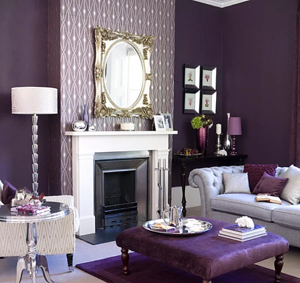Ambiente in Violett inneneinrichtung königlich wohnzimmer sitzkissen