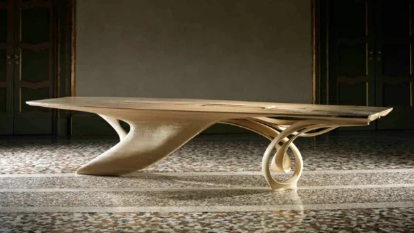 massivholz tisch mit feiner maserung und originellem design