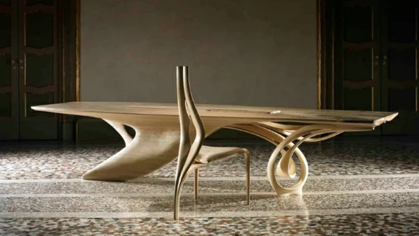 massivholz tisch mit originellem stuhl