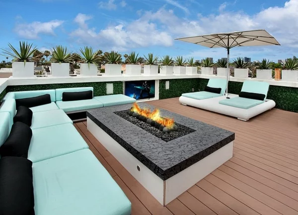 moderne luxusvilla offene feuerstelle auf der dachterrasse
