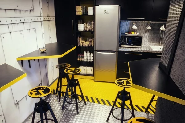 Attraktives Büro wie ein Raumschiff eingerichtet gelb akzente