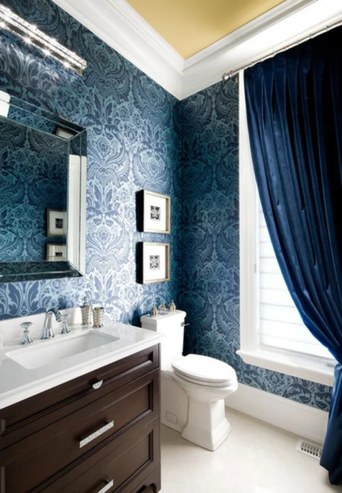 Heimtextilien und Texturen richtig kombinieren dunkel blau tapeten badezimmer