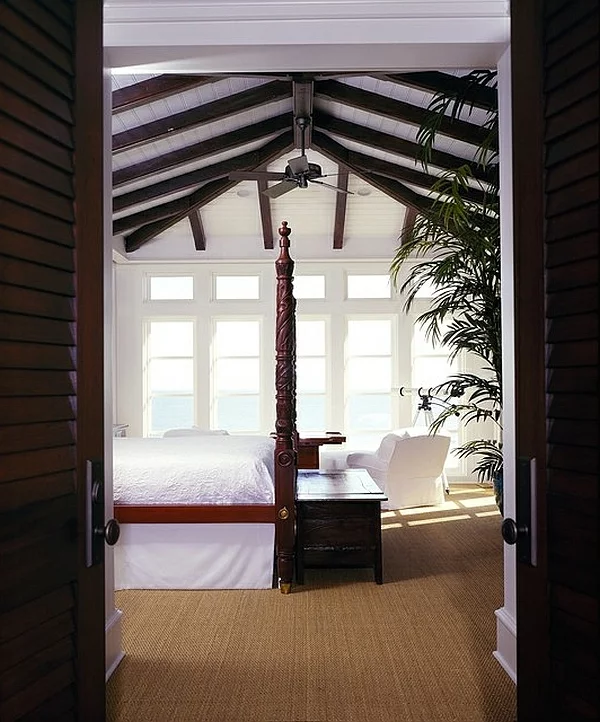 Tropische Inneneinrichtung schlafzimmer weiß bettwäsche himmelbett