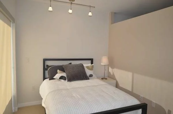 beleuchtung schlafzimmer minimalistisch sachlich wand kopfkissen