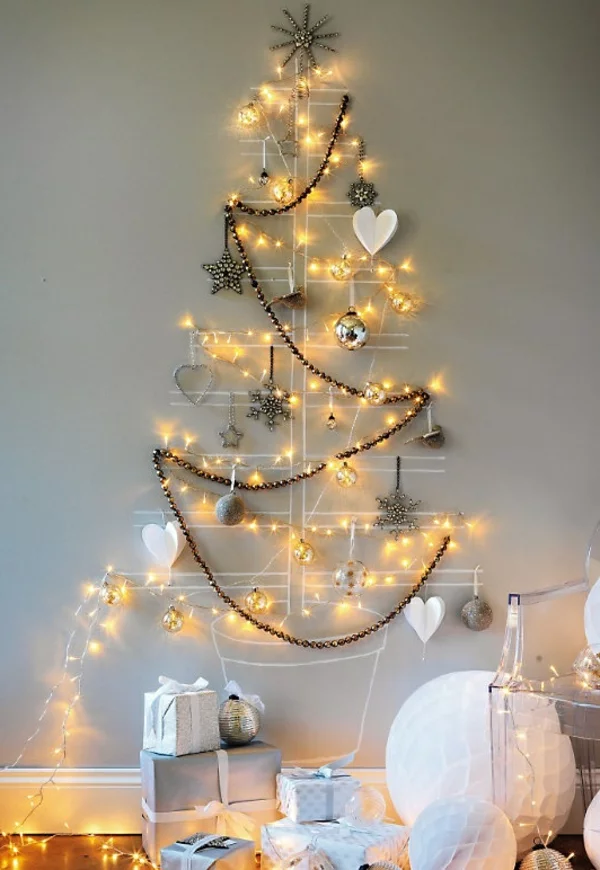 weihnachtsbaum basteln an der wand mit glitzerndem baumschmuck