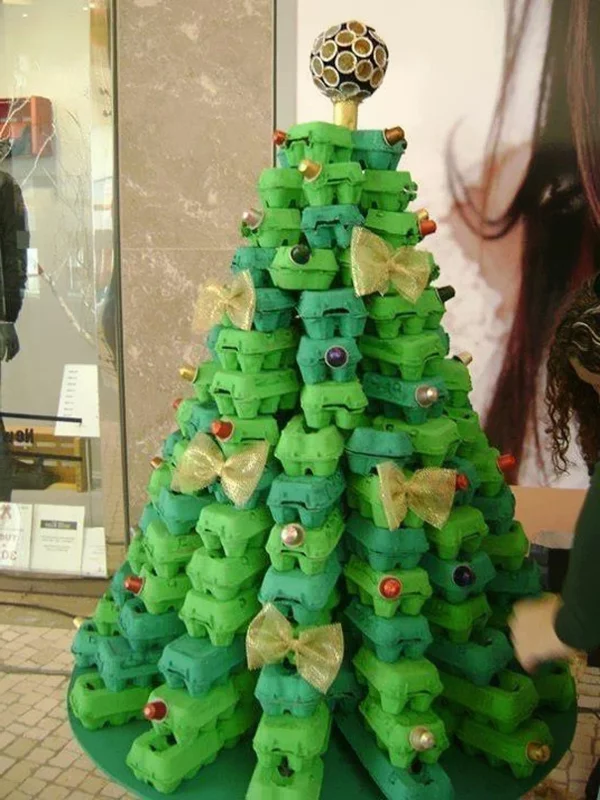 weihnachtsbaum kreativ basteln aus eier kartons und plastik dosen