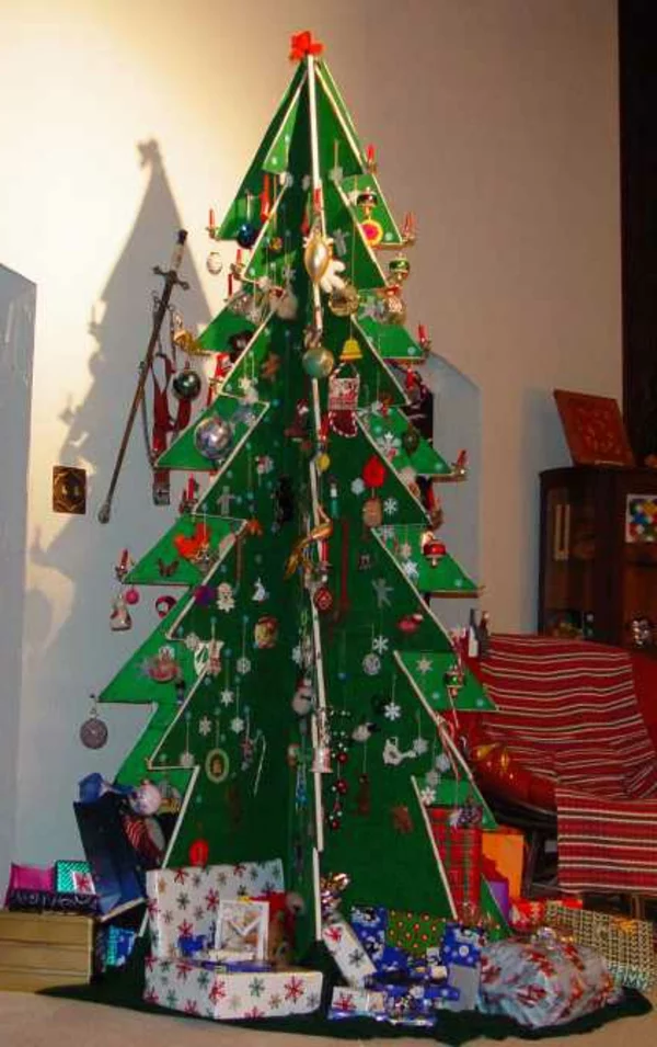 weihnachtsbaum basteln aus karton mit reichem schmuck