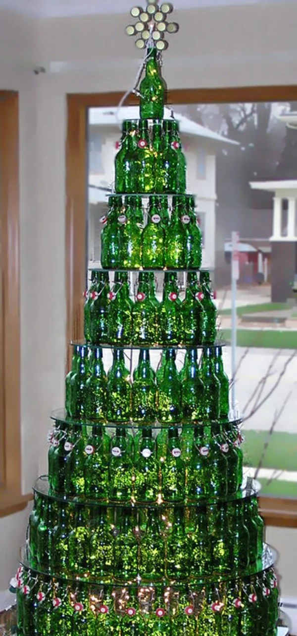 weihnachtsbaum basteln aus leeren bierflaschen