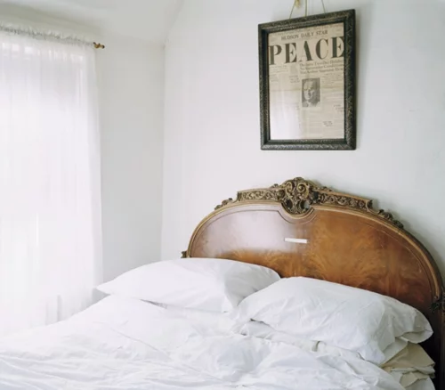DIY Dekoration aus Zeitung bilderrahmen schlafzimmer bett