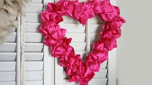 DIY coolen Kranz zum Valentinstag rosa herzen