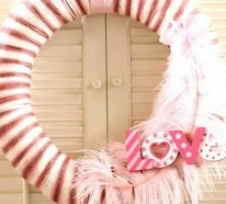 DIY coolen Kranz zum Valentinstag aus verschiedenen Stoffen basteln