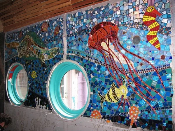 Einsatz von Mosaikfliesen im Interieur rund fenster