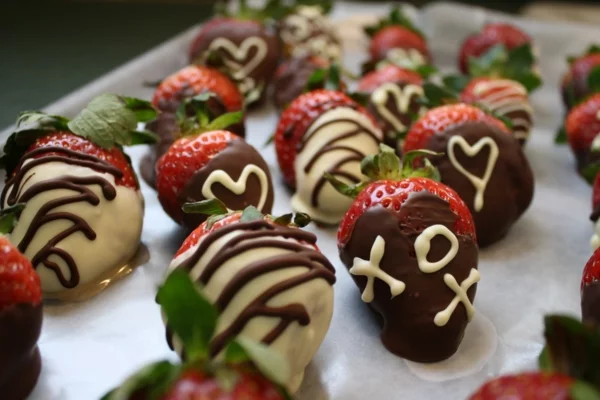 Low Cost Valentinstag Geschenke originell schokolade erdbeere