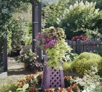 24 coole Vintage Blumentöpfe im Garten
