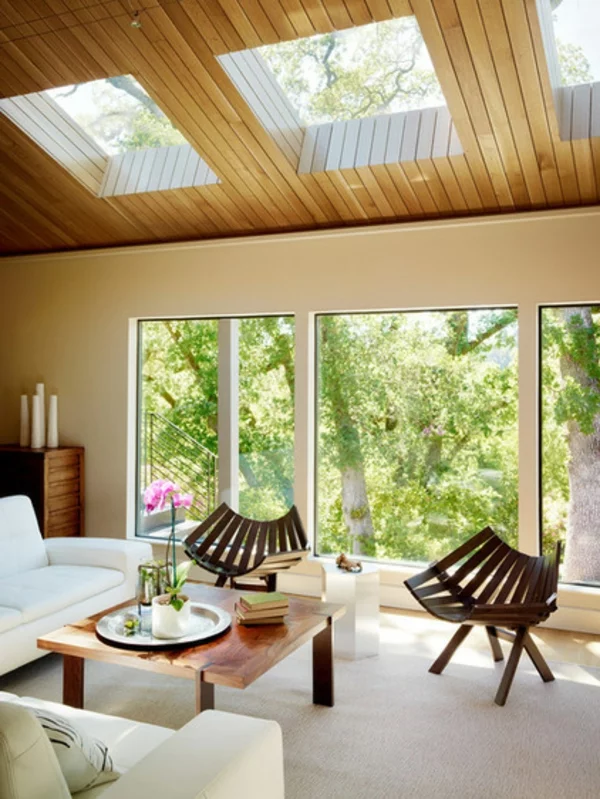 dachfenster-skylight-zimmerdecke-mit-holz-bedeckt