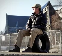 Öffentliche moderne Sitzecke aus Reifen nach starkem Erdbeben in Neuseeland