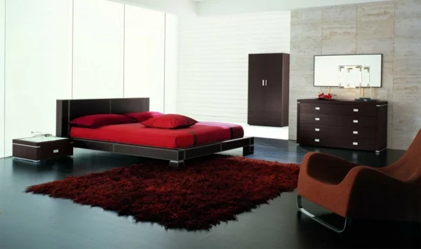 Minimalistische rote Schlafzimmer bettwäsche kommode liege teppich