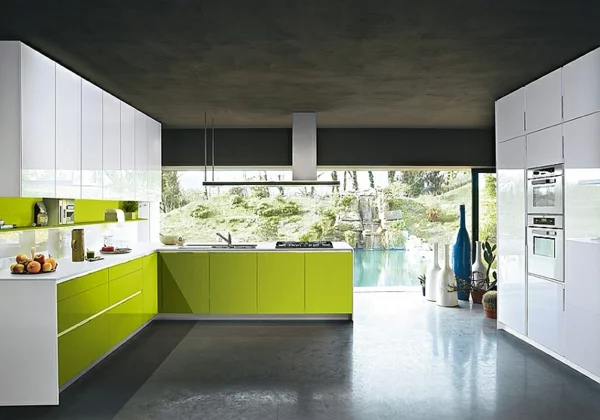 Moderne italienische Küche grün weiß glänzend