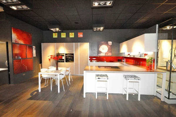 Moderne italienische Küche rot glänzend oberflächen 