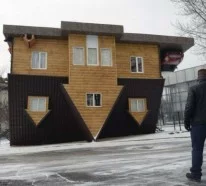 Umgedrehtes Haus in Russland – erstaunliche Sehenswürdigkeit