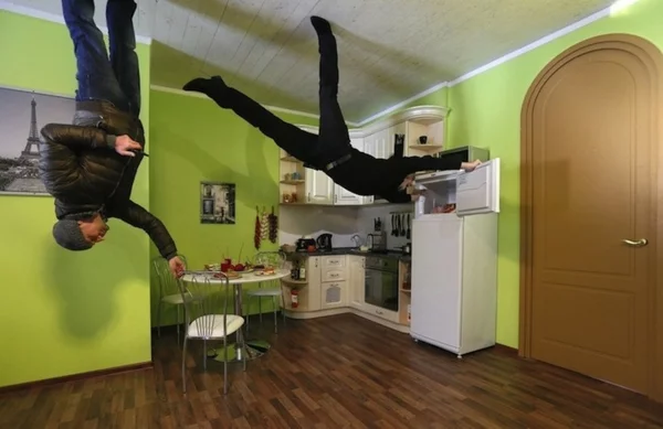 Umgedrehtes Haus in Russland küche zimmerdecke holz