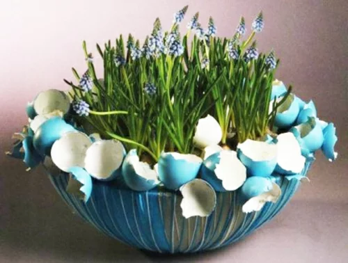 Osterdeko mit Frühlingsblumen blumenstrauß eierschalen blau