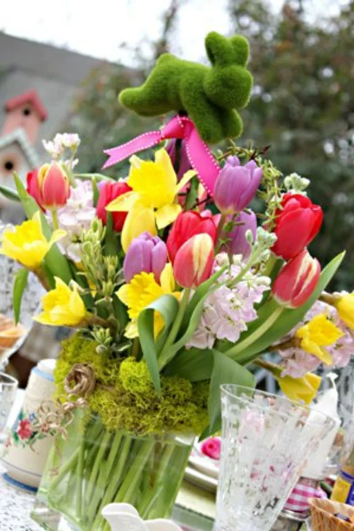 Osterdeko mit Frühlingsblumen frisch osterhase gras